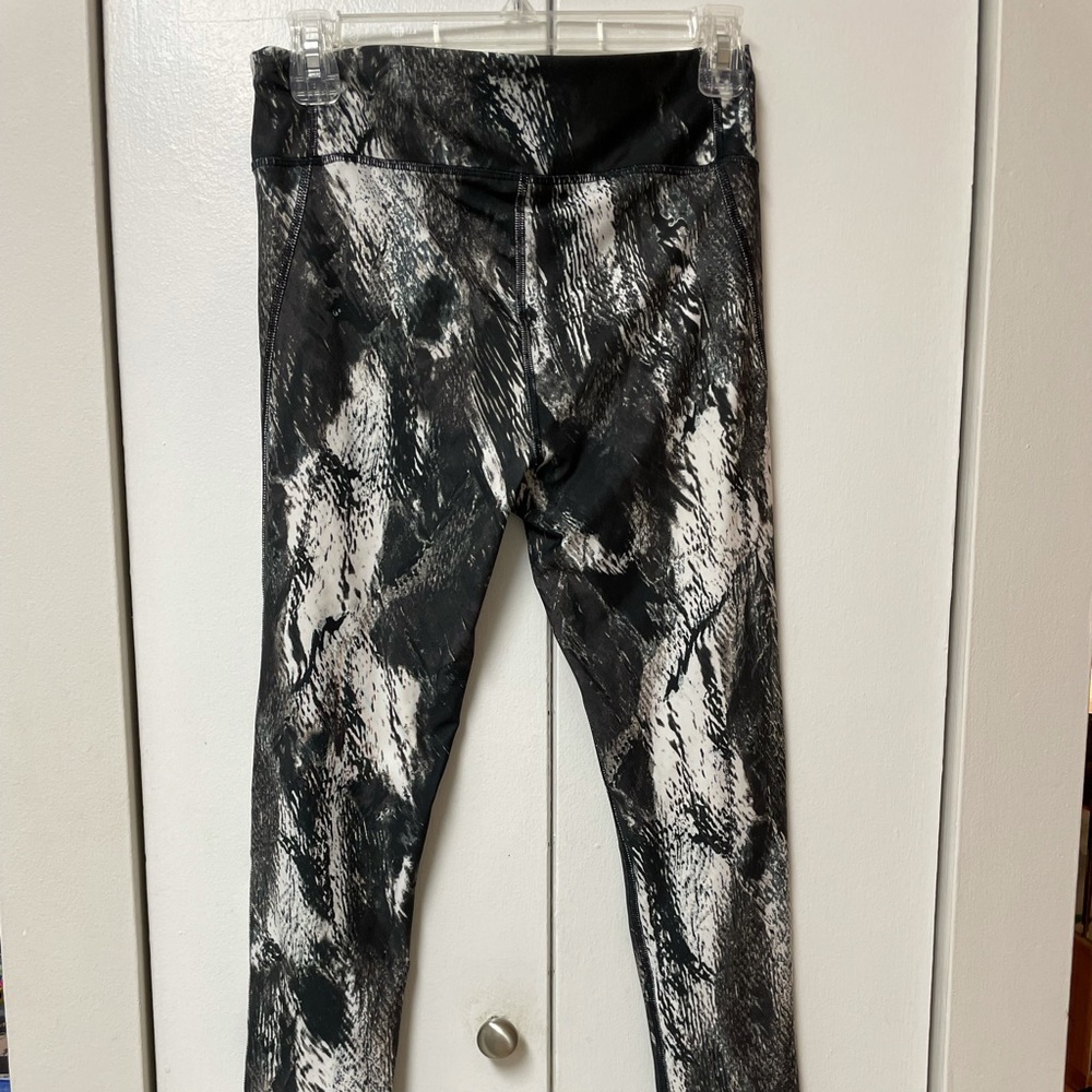 HEAT GEAR // workout leggings / marble pattern / compression / b+w